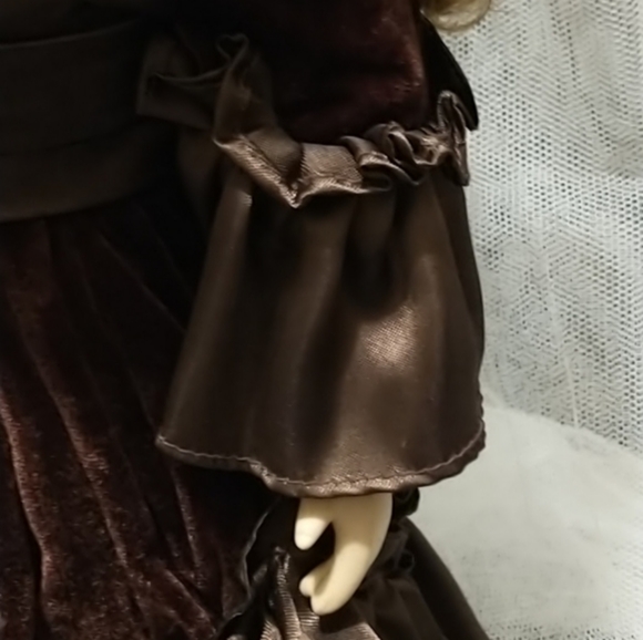 Collectable Doll on Stand! - Picture 8 of 15